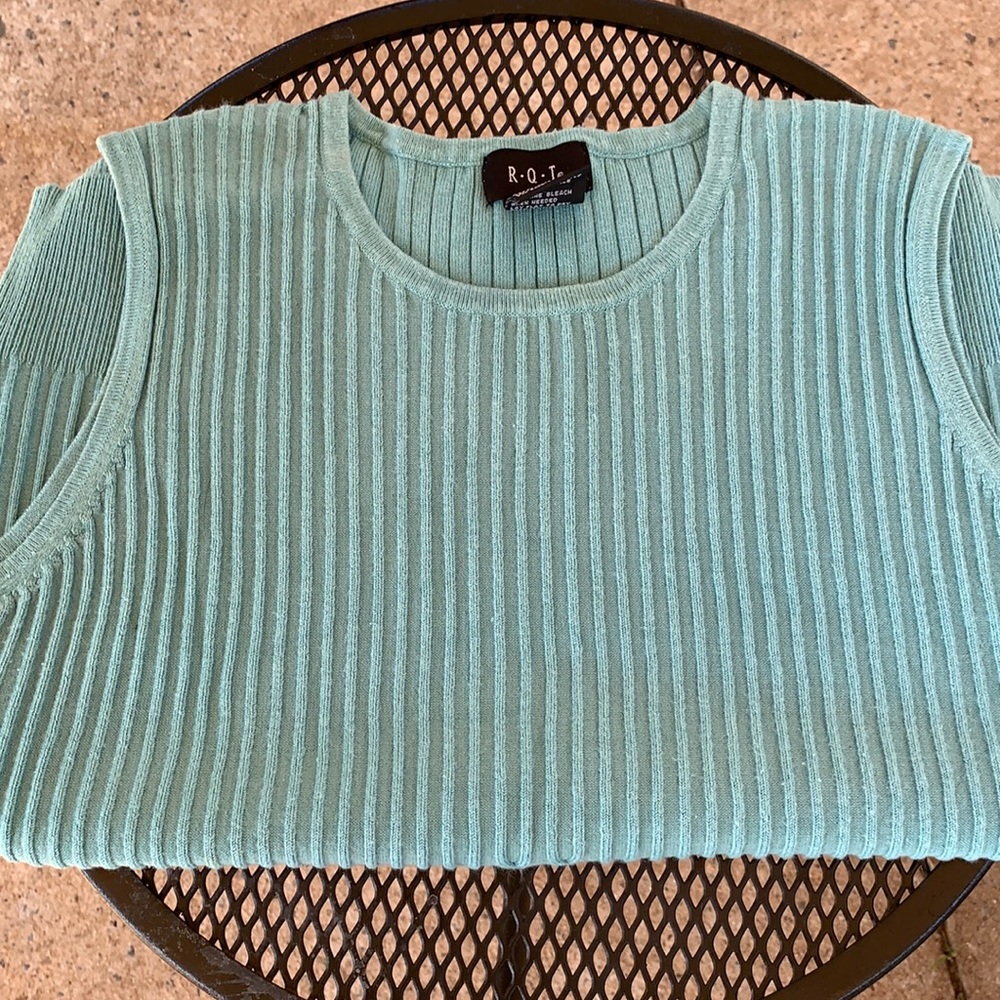 RQT sleeveless sweater